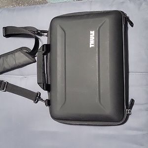 Thule  Black Gauntlet 4 Case for 13.3" Apple MacBook Pro, great condition.
